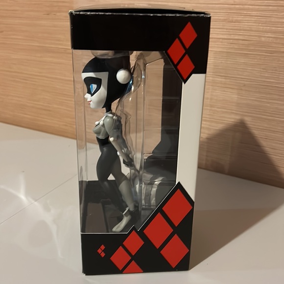 FAN EXPO EXCLUSIVE black white and red all over Harley Quinn vinyl figure - Picture 6 of 8